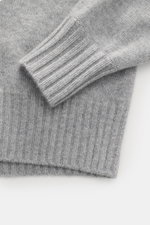 Nahaufnahme des FTC Cashmere Rundhalspullover grau meliert, zeigt Rippbündchen und mittelfeines Strickbild, nachhaltiger Luxus.