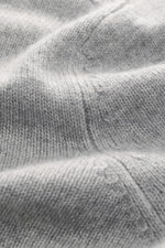 Nahaufnahme des FTC Cashmere Rundhalspullover grau meliert, aufgenommen aus frontaler Perspektive, zeigt das mittelfeine Strickbild und die geschmeidige, weiche Haptik des nachhaltigen Slim Fit Pullovers mit OEKO-TEX®-Zertifikat und komfortablen Rippbündc