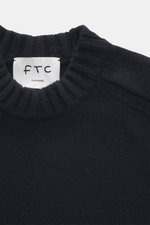 Nahaufnahme des FTC Cashmere Rundhalspullover navy von oben, Details des Rundhalsausschnitts, reiner Cashmere, OEKO-TEX®, Slim Fit, weicher Griff.