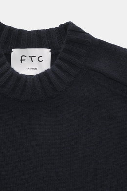 Nahaufnahme des FTC Cashmere Rundhalspullover navy von oben, Details des Rundhalsausschnitts, reiner Cashmere, OEKO-TEX®, Slim Fit, weicher Griff.