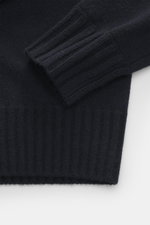 Nahaufnahme des Ärmels und Saums vom FTC Cashmere Rundhalspullover navy, Slim Fit, mittelfeines Strickbild, weicher Griff.