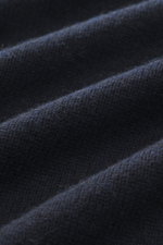 Nahaufnahme des mittelfeinen Strickbilds des FTC Cashmere Rundhalspullover navy aus reinem, OEKO-TEX®-zertifiziertem Cashmere mit geschmeidigem Griff.