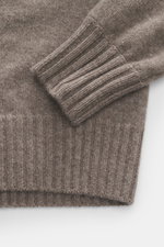Nahaufnahme des FTC Cashmere Rundhalspullover taupe meliert von oben, weicher, mittelfeiner Strick mit Rippbündchen, Slim Fit.