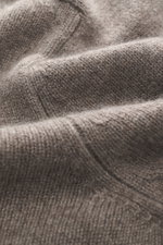 Nahaufnahme aus schräger Perspektive des feinen Strickbilds und der weichen Haptik des FTC Cashmere Rundhalspullover taupe meliert.