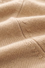 Nahaufnahme des FTC Cashmere Rundhalspullover beige aus reinem, OEKO-TEX®-zertifiziertem Cashmere mit mittelfeinem Strickbild und weicher Haptik.