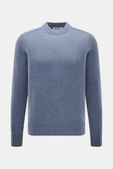 FTC Cashmere Rundhalspullover rauchblau meliert, nachhaltiger Slim Fit, mittelfeines Strickbild, Rippbündchen, frontal fotografiert.
