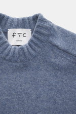Nahaufnahme des FTC Cashmere Rundhalspullover rauchblau meliert aus reiner, OEKO-TEX®-zertifizierter Cashmere, mit Rundhalsausschnitt, Slim Fit und komfortablen Rippbündchen, fotografiert von oben.
