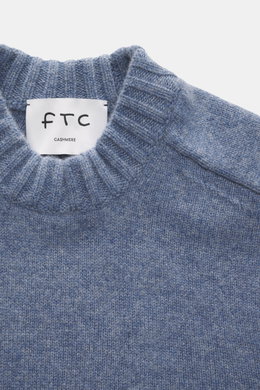 Nahaufnahme des FTC Cashmere Rundhalspullover rauchblau meliert aus reiner, OEKO-TEX®-zertifizierter Cashmere, mit Rundhalsausschnitt, Slim Fit und komfortablen Rippbündchen, fotografiert von oben.