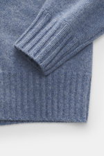 Nahaufnahme des FTC Cashmere Rundhalspullover rauchblau meliert von oben, zeigt weichen, mittelfeinen Strick und Rippbündchen aus reiner, nachhaltiger Cashmere.