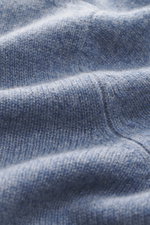 Nahaufnahme des FTC Cashmere Rundhalspullover rauchblau meliert, fotografiert aus schräger Perspektive, zeigt das mittelfeine Strickbild und die weiche, OEKO-TEX®-zertifizierte Cashmere-Haptik.