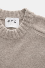Nahaufnahme des FTC Cashmere Rundhalspullover sand meliert, von oben fotografiert, mit weichem, mittelfeinem Strick, Slim Fit und Rippbündchen.