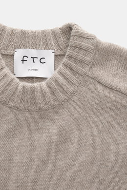 Nahaufnahme des FTC Cashmere Rundhalspullover sand meliert, von oben fotografiert, mit weichem, mittelfeinem Strick, Slim Fit und Rippbündchen.