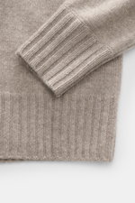 Nahaufnahme des FTC Cashmere Rundhalspullover sand meliert, Ansicht von oben auf weiches, mittelfeines Strickbild mit Rippbündchen.