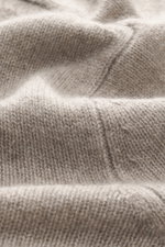 Nahaufnahme des weichen, mittelfeinen Strickbilds des FTC Cashmere Rundhalspullover sand meliert, OEKO-TEX®-zertifiziert.