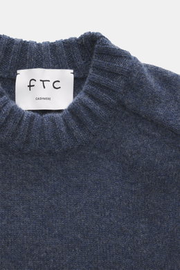Nahaufnahme des FTC Cashmere Rundhalspullover graublau meliert von oben, weicher, mittelfeiner Strick mit Rippbündchen, Slim Fit, OEKO-TEX® zertifiziert.