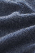 Nahaufnahme des FTC Cashmere Rundhalspullover graublau meliert, Detailansicht mittelfeines Strickbild und weiche Haptik aus nachhaltigem, OEKO-TEX®-zertifiziertem Cashmere.