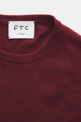 Close-up top-down view of the FTC Cashmere Crew Neck Sweater Bordeaux showing pure cashmere, fine knit pattern, slim fit, crew neckline, and ribbed cuffs. 

<p>The ultra-soft cashmere quality makes this timeless crew neck sweater from the sustainable knit