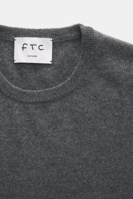FTC Cashmere Crew Neck Sweater grey melange shown from a top close-up view with crew neckline, ribbed cuffs, fine knit, slim fit, pure cashmere.