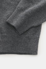 Close-up view of the sleeve and hem of the FTC Cashmere Crew Neck Sweater grey melange, showcasing pure cashmere, fine knit pattern, slim fit, crew neckline, and ribbed cuffs, highlighting its ultra-soft touch.