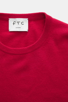 FTC Cashmere Rundhalspullover rot, Nahaufnahme von oben, feines Strickbild, Rundhalsausschnitt, Slim Fit, ultraweiche Cashmere-Qualität.