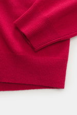Nahaufnahme des FTC Cashmere Rundhalspullover rot, zeigt feines Strickbild, Slim Fit, Rundhalsausschnitt und weiche Rippbündchen.