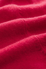 Nahaufnahme des roten FTC Cashmere Rundhalspullover, aufgenommen aus seitlicher Perspektive, zeigt feines Strickbild, Slim Fit, ultraweiche Cashmere-Qualität und komfortable Rippbündchen.