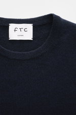 Nahaufnahme des Rundhalsausschnitts mit Label des FTC Cashmere Rundhalspullover navy aus feinem, ultraweichem Cashmere in Slim Fit.