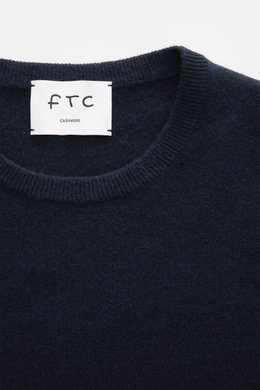 Nahaufnahme des Rundhalsausschnitts mit Label des FTC Cashmere Rundhalspullover navy aus feinem, ultraweichem Cashmere in Slim Fit.