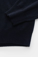 Nahaufnahme des FTC Cashmere Rundhalspullover navy, Detailansicht der Ärmel und Rippbündchen, feines Strickbild, Slim Fit, reiner Cashmere, ultraweicher Griff.