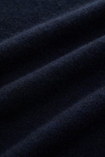 Nahaufnahme des feinen Strickbildes vom FTC Cashmere Rundhalspullover navy in reiner Cashmere-Qualität mit ultraweichem Griff.