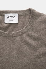 Nahaufnahme des FTC Cashmere Rundhalspullover taupe von oben mit feinem Strickbild, Rundhalsausschnitt und weichem Griff aus reinem Cashmere.