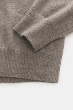 FTC Cashmere Rundhalspullover taupe, Detailaufnahme von Ärmeln und Saum, Slim Fit, reiner Cashmere mit feinem Strickbild, Rippbündchen.