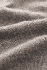 Nahaufnahme des FTC Cashmere Rundhalspullover taupe aus reiner, ultraweicher Cashmere-Qualität mit feinem Strickbild und Rippbündchen.