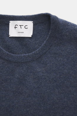 Nahaufnahme aus schräger Draufsicht auf den Rundhalsausschnitt des FTC Cashmere Rundhalspullover graublau meliert aus reinem, ultraweichem Cashmere mit feinem Strickbild und Rippbündchen.