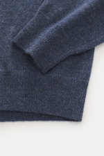 FTC Cashmere Rundhalspullover graublau meliert, Detailaufnahme von Ärmeln und Saum, feines Strickbild, Slim Fit, ultraweiche Cashmere-Qualität.
