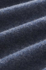 Detailaufnahme des FTC Cashmere Rundhalspullover graublau meliert aus reiner, ultraweicher Cashmere-Qualität mit feinem Strickbild, Slim Fit und Rippbündchen.