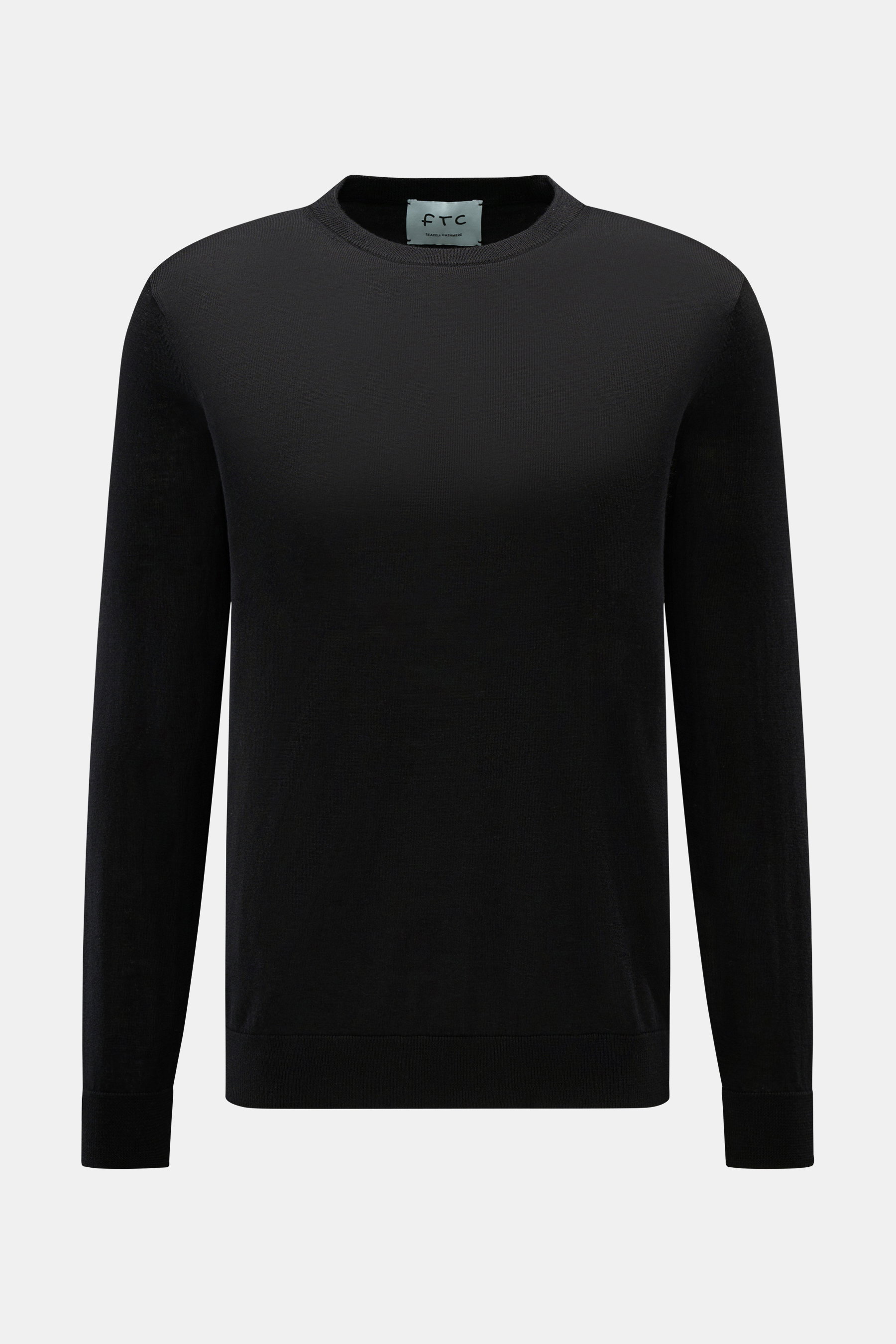 FTC Feinstrick-Rundhalspullover schwarz, frontal fotografiert, Slim Fit, Mix aus Cashmere und Lyocell, OEKO-TEX®, weicher Griff, feines Strickbild, Rundhalsausschnitt, Rippbündchen.