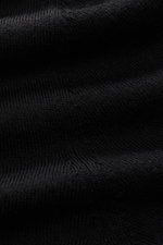 Nahaufnahme des schwarzen FTC Feinstrick-Rundhalspullover Slim Fit mit sehr feinem Strickbild, weichem Griff, Rundhalsausschnitt, Rippbündchen, aus Cashmere-Lyocell, OEKO-TEX® zertifiziert.