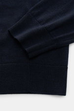 FTC Feinstrick-Rundhalspullover navy, Detailaufnahme der Ärmel- und Bundabschlüsse, Mix aus Cashmere und Lyocell, OEKO-TEX® zertifiziert, sehr weich, feines Strickbild, Slim Fit, Rundhalsausschnitt, Rippbündchen.