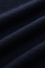 Nahaufnahme des FTC Feinstrick-Rundhalspullover navy, feines Strickbild, weicher Griff, Slim Fit, Rundhalsausschnitt, Rippbündchen, OEKO-TEX® zertifiziert, Mix aus Cashmere und Lyocell, dunkelblaue Farbe sichtbar.