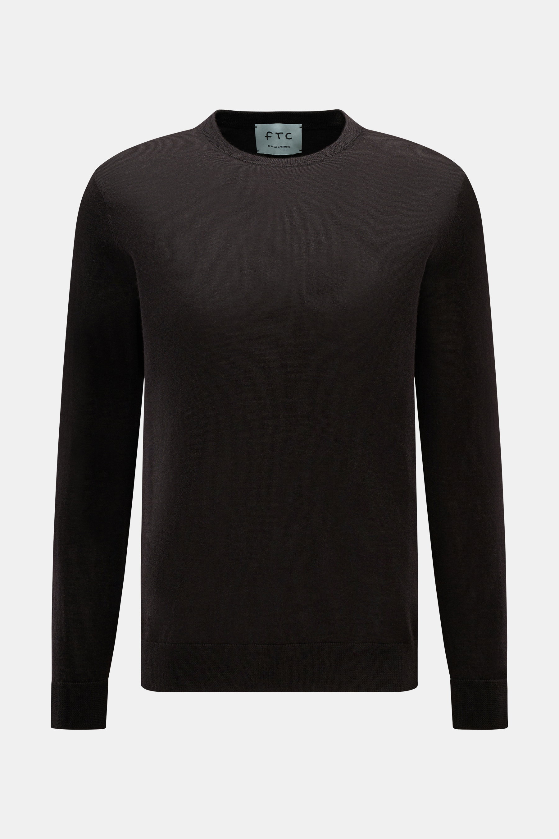 FTC Feinstrick-Rundhalspullover dunkelbraun, frontal fotografiert, Slim Fit, Rundhalsausschnitt, Mix aus Cashmere und Lyocell, OEKO-TEX® zertifiziert, weicher Griff, feines Strickbild, komfortable Rippbündchen.