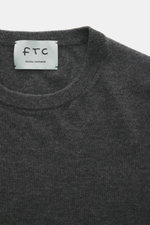 Nahaufnahme aus frontaler Perspektive des FTC Feinstrick-Rundhalspullover dunkelgrau meliert mit Rundhalsausschnitt, Slim Fit, weichem Griff, sehr feinem Strickbild, komfortablen Rippbündchen, Mix aus Cashmere und Lyocell, OEKO-TEX® Standard 100 zertifizi