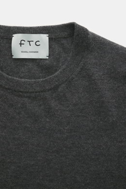 Nahaufnahme aus frontaler Perspektive des FTC Feinstrick-Rundhalspullover dunkelgrau meliert mit Rundhalsausschnitt, Slim Fit, weichem Griff, sehr feinem Strickbild, komfortablen Rippbündchen, Mix aus Cashmere und Lyocell, OEKO-TEX® Standard 100 zertifizi
