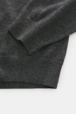 Nahaufnahme eines FTC Feinstrick-Rundhalspullover dunkelgrau meliert von schräg oben, Mix aus Cashmere und Lyocell, OEKO-TEX® Standard 100, sehr weicher Griff, feines Strickbild, Slim Fit, Rundhalsausschnitt, komfortable Rippbündchen.