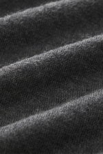 Nahaufnahme des FTC Feinstrick-Rundhalspullover dunkelgrau meliert, Detailansicht des feinen Strickbilds, sehr weicher Griff, Mix aus Cashmere und Lyocell, OEKO-TEX® zertifiziert, Slim Fit, Rundhalsausschnitt, komfortable Rippbündchen.
