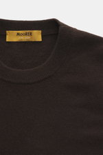Close-up top-front view of Moorer Cashmere crewneck sweater 'Orvieto-WY' dark brown, showing pure cashmere fine knit, soft feel, slim fit, crew neckline, and ribbed cuffs. Luxurious comfort in perfection: This classic crewneck sweater was made by MOORER f