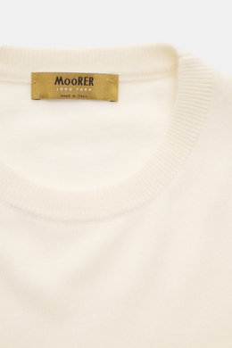 Moorer Cashmere crewneck sweater 'Orvieto-WY' cream shown from top close-up, pure cashmere, soft feel, fine knit, slim fit, crew neckline, ribbed cuffs.