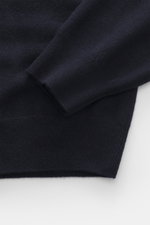 Moorer Cashmere crewneck sweater 'Orvieto-WY' navy shown from a close-up side angle, highlighting soft pure cashmere, fine knit pattern, slim fit, crew neckline, and ribbed cuffs. Luxurious comfort in perfection: This classic crewneck sweater was made by 