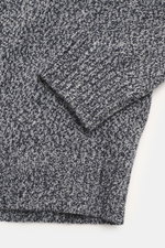 Nahaufnahme des Moorer Rundhalspullover 'Frankie' navy/hellgrau meliert im Melange-Look, Detailansicht von Ärmel und Saum aus Cashmere-Seide-Mix mit feinem Strickbild, weichem Griff, Regular Fit, Rundhalsausschnitt und flexiblen Rippbündchen.