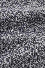 Moorer Rundhalspullover 'Frankie' navy/hellgrau meliert, Nahaufnahme des feinen Strickbilds aus Cashmere und Seide im Melange-Look, weicher Griff.